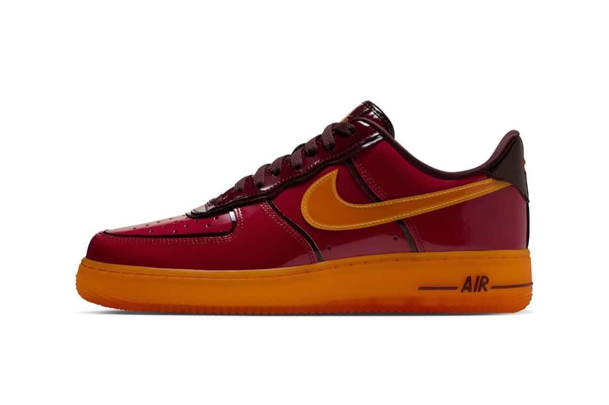 Nike Air Force 1 '07 Premium Iron Man de perfil, con capellada de charol rojo, bordes negros, Swoosh naranja y suela naranja translúcida
