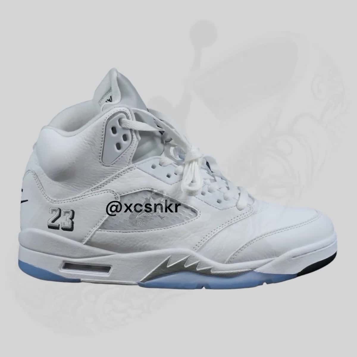 Air Jordan 5 White Metallic Silver con Nike Air branding en el talón