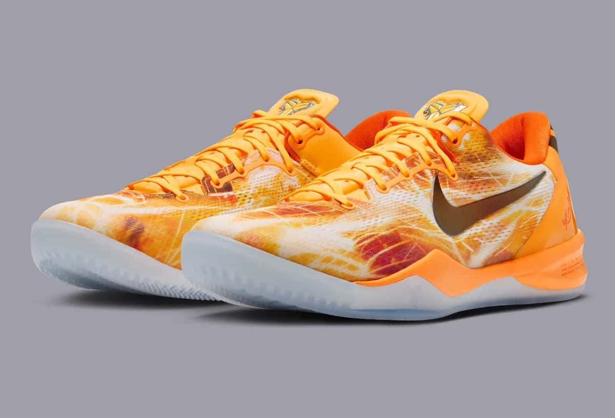 Par de Nike Kobe 8 Protro Shanghai Fireworks en naranja y amarillo con estampado de fuegos artificiales, Swoosh oscuro y suela celeste traslúcida