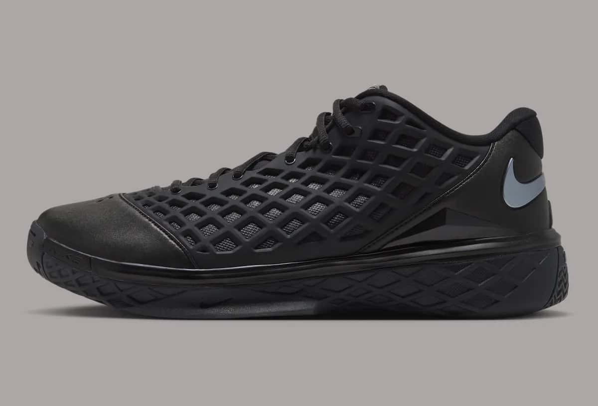 Nike Kobe 3 Low Protro Black de perfil, todo en negro, con la capellada en forma de red y el Swoosh gris metalizado en el talón