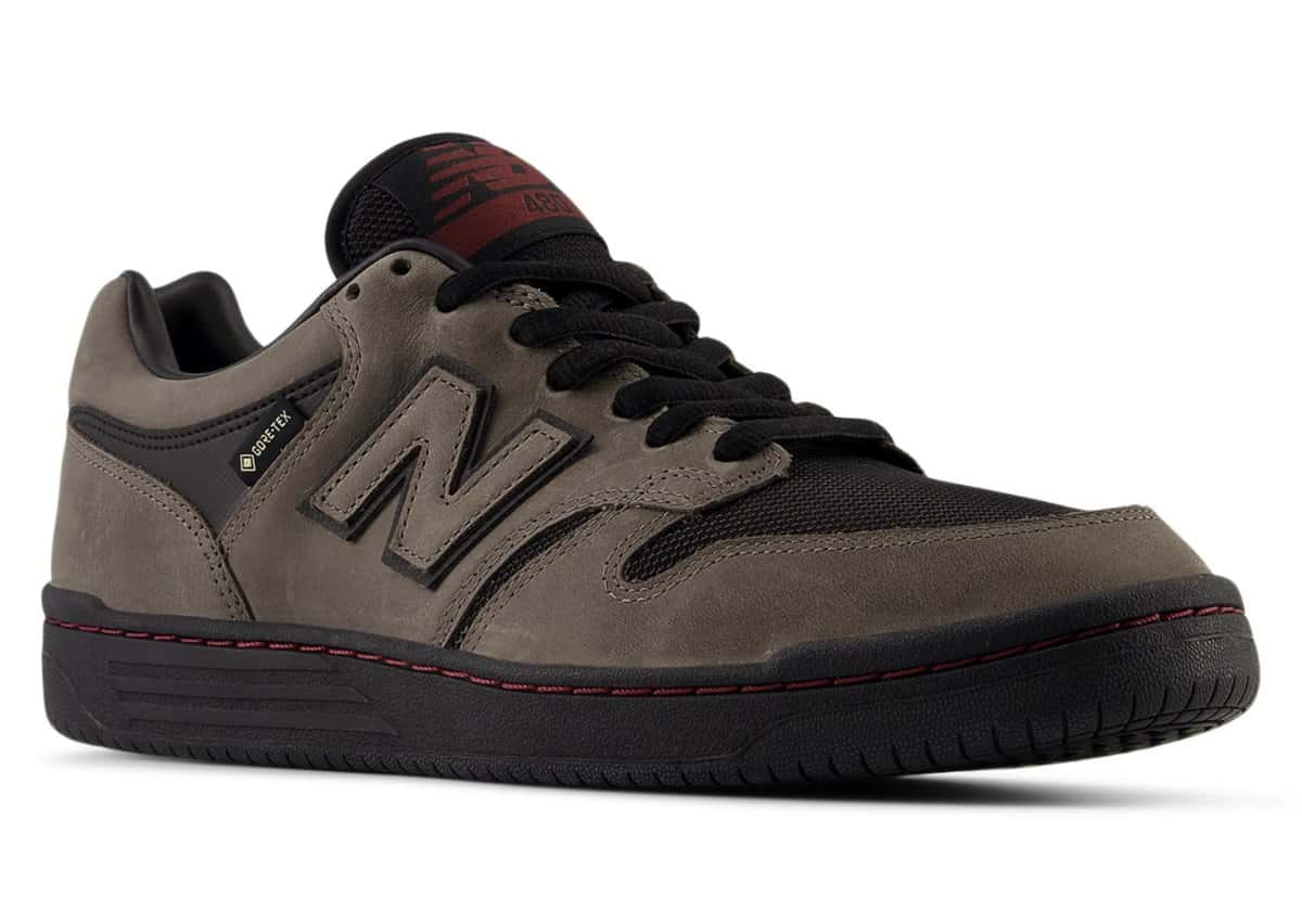 New Balance Numeric 480 Gore-Tex en vista tres cuartos sobre fondo blanco, con upper de cuero marrón grisáceo, paneles de malla negra, etiqueta Gore-Tex en el lateral, cordones negros, lengüeta con logo rojo oscuro y suela negra con costura roja