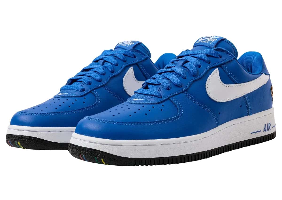 Par de Nike Air Force 1 '01 de Victor Victor en cuero azul con Swoosh blanco, logo del perro en el talón y suela negra, sobre fondo blanco