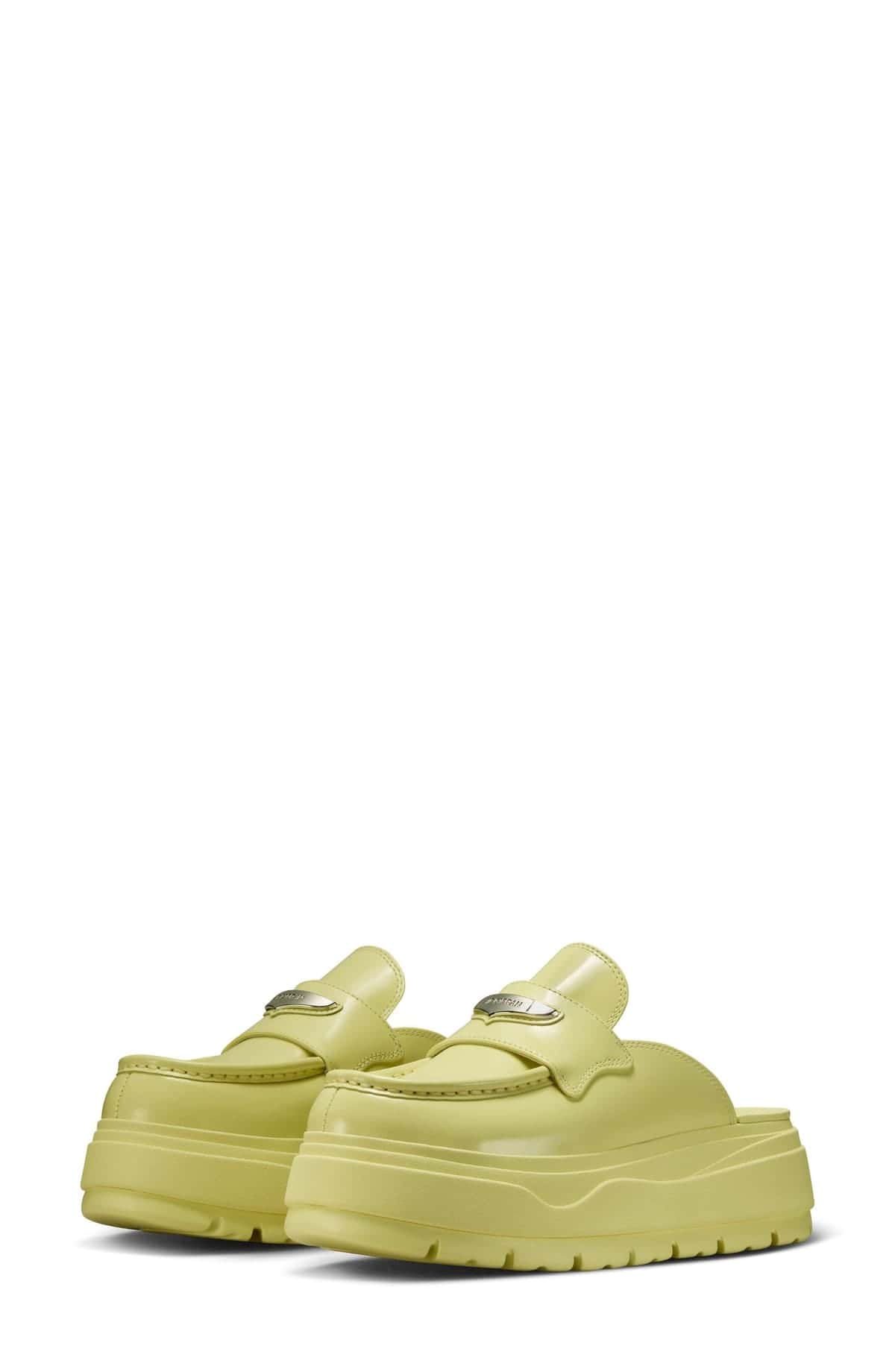 Par de Air Jordan Loafer Mule en verde claro con placa metálica plateada sobre el empeine y plataforma gruesa de espuma