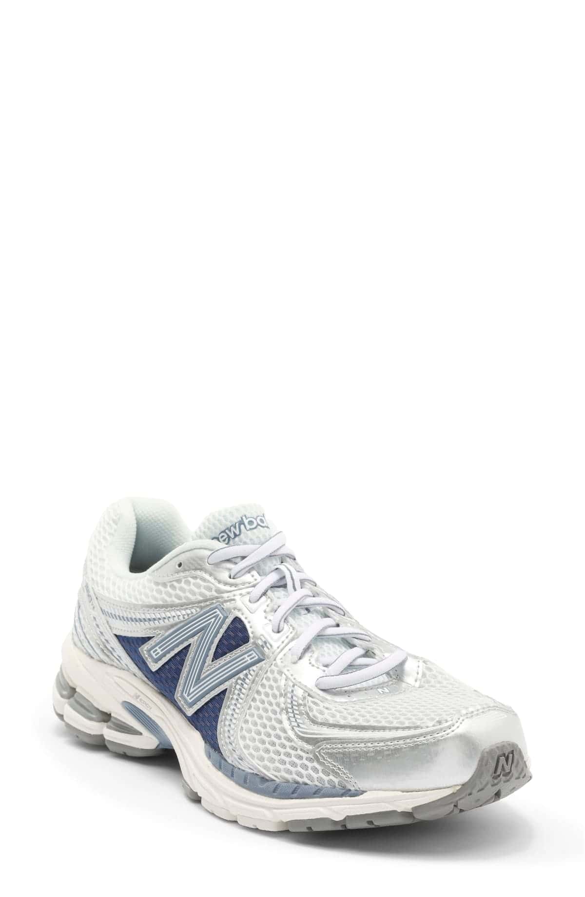 Zapatilla New Balance 860v2 de malla blanca con refuerzos plateados metalizados, N celeste sobre panel índigo y mediasuela blanca