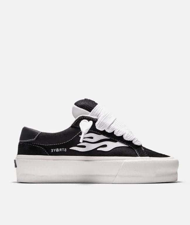 Tenis Straye Logan Stomper negros con flama blanca, agujetas gruesas y suela de plataforma color crema